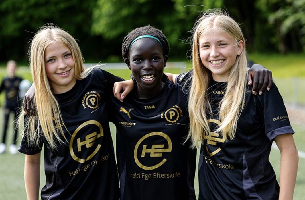 Tre smilende piger i Pimpongs Talentskoles spillesæt